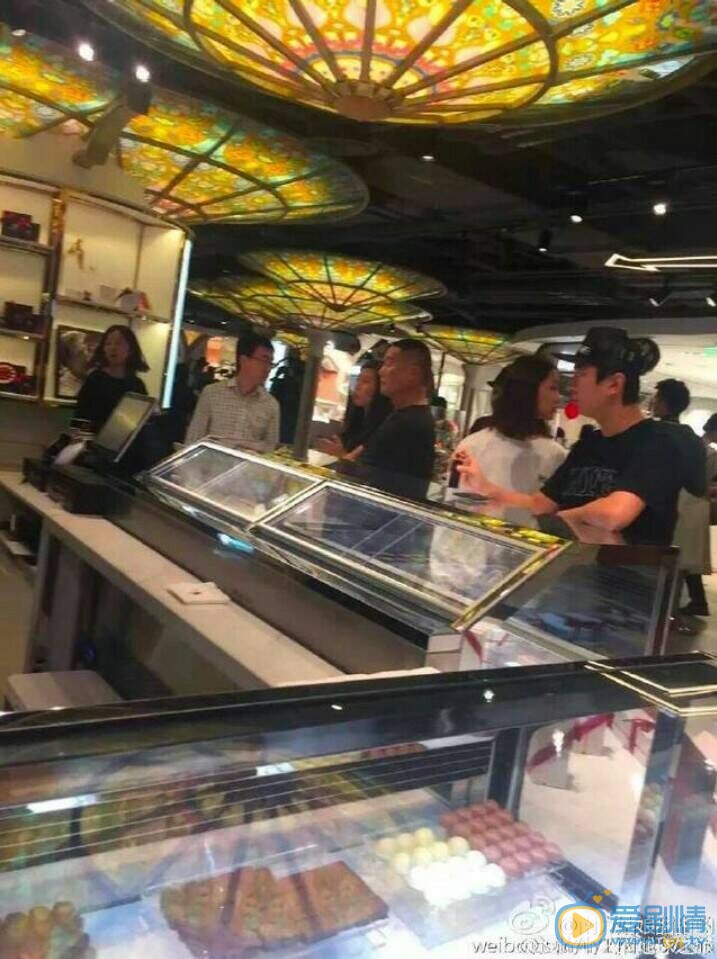 王思聪陪美女逛街吃饭,国民老公历任女友大盘点