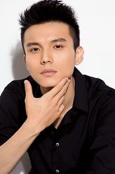 李加伟